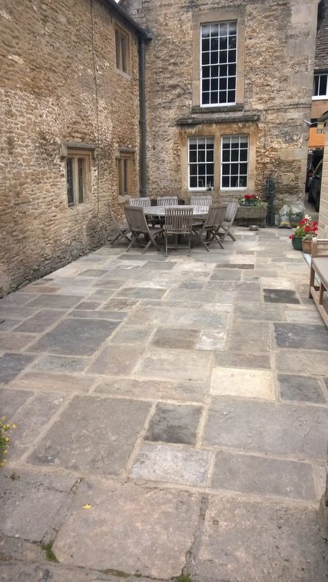 Outdoor Courtyard Flooring Ideas, Courtyard Flooring Ideas, Exterior Flooring Ideas, Outdoor Stone Patio Ideas, Yorkstone Patio, Patio Stones Backyard, Garden Floor Ideas, Slabs Garden Patio, Patio Floor Ideas