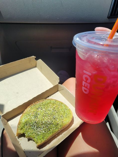 Dunkin Donuts meal 🍩🧋 Drinks At Dunkin, Dunkin Aesthetic, Dunkin Donuts Aesthetic, Dunkin Donuts Breakfast, Dunkin Donuts Drinks, Dunkin Snackin Bacon, Dunkin Dounuts, Dunkin Donuts Iced Coffee Aesthetic, America Food