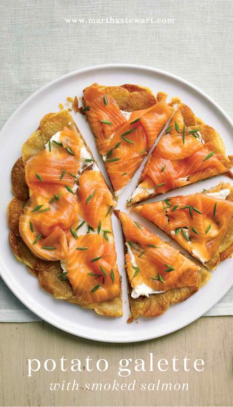 Smoked salmon adds just the right amount of saltiness to layers of golden spuds. Thinly sliced potatoes in concentric circles make a pretty galette. This one has a cool, fluffy spread that pairs perfectly with smoked salmon. Salmon Flatbread, Potato Galette, Smoked Salmon Appetizer, Salmon Appetizer, Smoked Salmon Recipes, Easter Brunch Food, Brunch Buffet, Smoked Fish, Easter Brunch