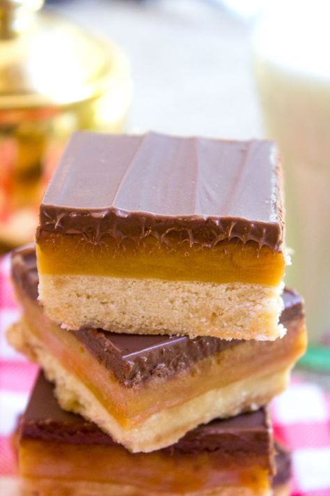 Homemade Twix Bars Recipe - a must-try if you love the candy bars. Homemade Twix Bars Recipe, Twix Recipe, Oven Desserts, Twix Cake, Easy Bars, Homemade Twix Bars, Homemade Candy Bars, Twix Bars, Twix Bar