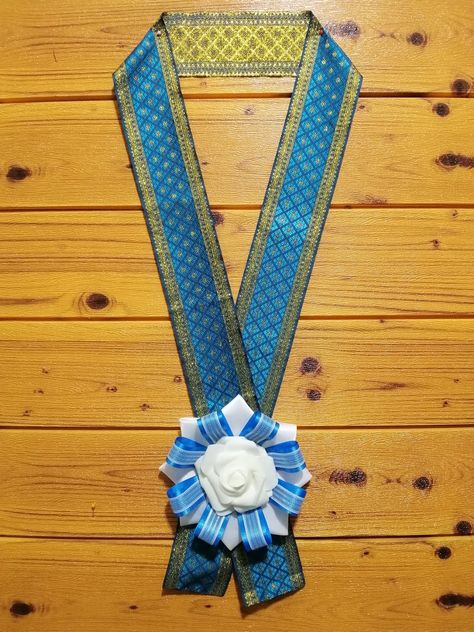 Graduation Leis Diy Ribbons, Graduation Garland, Graduation Ribbon, Sash Ideas, Lei Graduation, Graduation Leis Diy, Homecoming Corsage, Diy Corsage, Graduation Sash