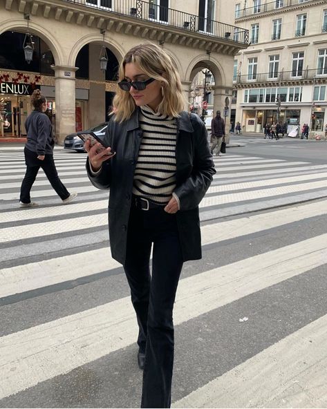 Black And White Striped Turtleneck Outfit, Striped Top Outfit Aesthetic, Black And White Striped Top Outfit, Black Striped Shirt Outfit, Striped Turtleneck Outfit, Striped Tshirt Outfits, Turtleneck Outfit Winter, Striped Top Outfit, Blue Striped Shirt Outfit