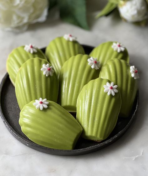 Pistachio & Strawberry Madeleines - docmacaron.com Madeleine Cookies Recipe, Madeline Cookies Recipe, Madelines Recipe, Madeleine Cookies, Pistachio Paste, Madeline Cookies, Milk Strawberry, Madeleine Recipe, Candy Wafers