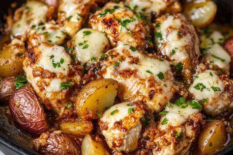 Garlic Parmesan Chicken and Potatoes - recipestasteful Chicken And Gold Potatoes Recipes, Garlic Parmesean Chicken, Chicken And Potatoes Recipes, Garlic Chicken And Potatoes, Garlic Parmesan Chicken And Potatoes, Parmesan Chicken And Potatoes, Garlic Chicken Crockpot, Gold Potato Recipes, Garlic Potatoes Recipe