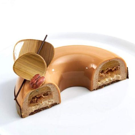 Entremet Recipe, Mirror Glaze Cake Recipes, Mirror Glaze Cake, Mirror Glaze, Soft Caramel, Amazing Cake, Crunchy Pecans, Caramel Pecan, Fruit Jelly