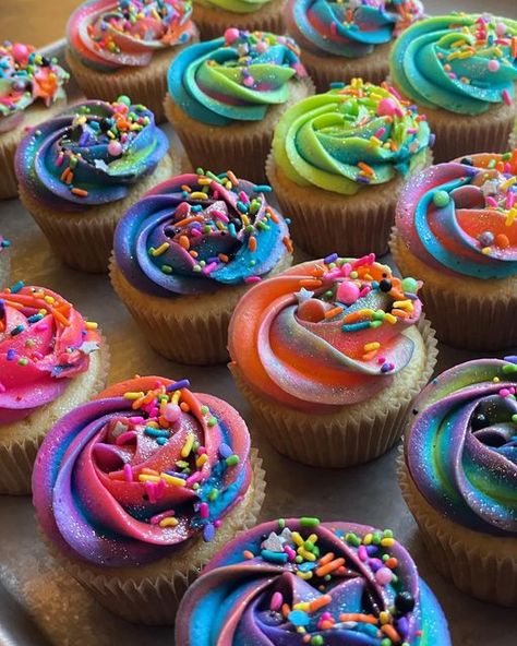 Neon Cupcakes, Rainbow Cupcakes, Catering Companies, Dessert Decoration, Themed Cupcakes, Princess Party, Cupcakes Decoration, Pretty Cakes, Pastry