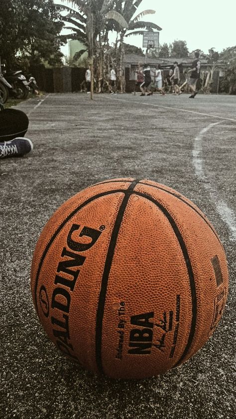 Bola Basket Aesthetic, Nba Pics, Cool Basketball Wallpapers, Sports Wallpaper, Basketball Background, Ball Aesthetic, Michael Jordan Basketball, Basketball Wall, Basketball Is Life