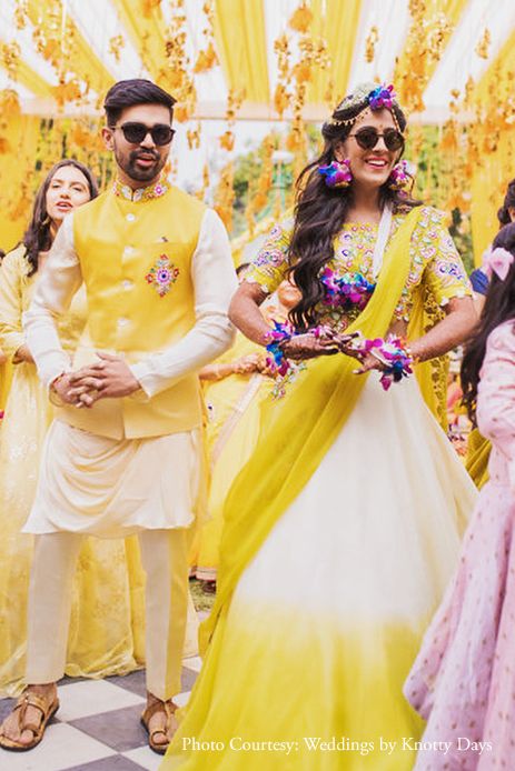 Haldi Couple Outfits Indian, Haldi Dress For Couple Indian, Latest Haldi Outfit For Groom, Latest Haldi Outfit For Bride And Groom, Haldi Outfits For Couple, Haldi Couple Outfits, Haldi Gown, Haldi Portrait, Haldi Dress For Groom