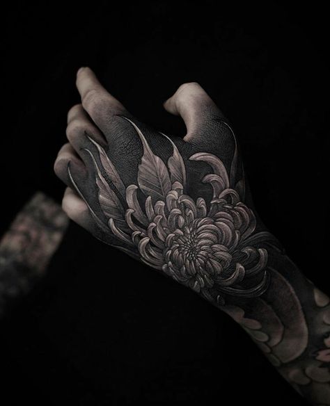 Crisantemo Tattoo, Tiger Hand Tattoo, Tattoo Main, Japanese Hand Tattoos, Lilac Tattoo, Flor Tattoo, Mandala Hand Tattoos, Butterfly Hand Tattoo, Chrysanthemum Tattoo