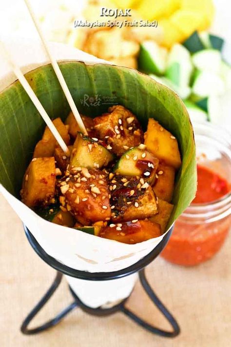 Rojak, a Malaysian Spicy Fruit Salad with a mix of flavors and textures unlike any other. It is spicy, sweet, salty, tangy, soft, and crunchy. A must try! | RotiNRice.com Recipes Dumplings, Spicy Fruit, Sambal Belacan, Sausage Kabobs, Malaysian Recipes, Malaysian Dessert, Armenian Food, Noodle Soups, Food Korean