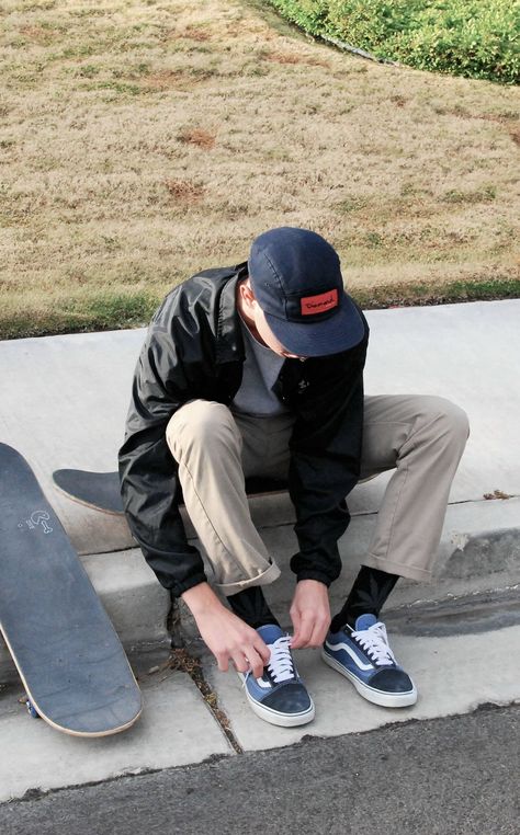 Blue Vans Outfit, Skate Outfit Men, Vans Sk8 Hi Outfit, Sk8 Hi Outfit, Skater Style Men, Vans Azul, Vans Shoes Outfit, Vans Outfit Men, Navy Blue Vans