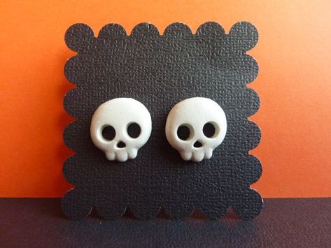 15 amazing Halloween polymer clay projects - DIY for late November - FImo DIY, polymer clay tutorials Polymer Clay Projects Diy, Plastic Fou, Halloween Polymer Clay, Fimo Diy, Stud Earrings Polymer Clay, Polymer Clay Tutorials, Diy Polymer Clay, Polymer Clay Halloween, Halloween Clay