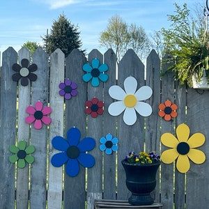 Fence Art Concrete, Cyclone Fence Art, Wooden Garden Wall Art, Fence Flower Garden, Garden Shed Decor, Flower Fence, Yard Art Crafts, Garden Fence Art, Shed Decor