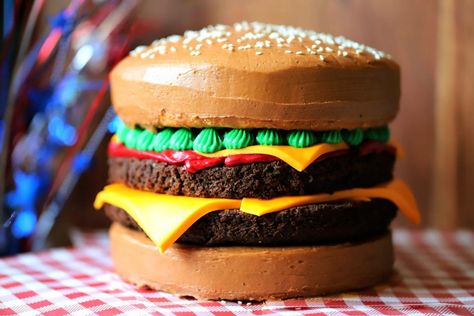 Cheeseburger Cake Ideas, Big Mac Birthday Party, Cheese Burger Cake, Burger And Fries Cake, Boys Birthday Cakes Easy, Cake For Summer, Cheeseburger Cake, Mac Cake, Hamburger Cake