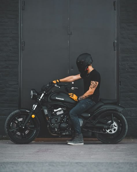 Motorcycle outfit for men including: Black T-shirt with dark blue jeans, grey biker shoes, yellow gloves and a matte black helmet. Biker Outfit Men Motorcycles, Motorcycle Outfit For Men, Matte Black Helmet, Estilo Cafe Racer, Biker Shoes, Yellow Gloves, Biker Photography, Cafe Racer Design, Motorcross Bike