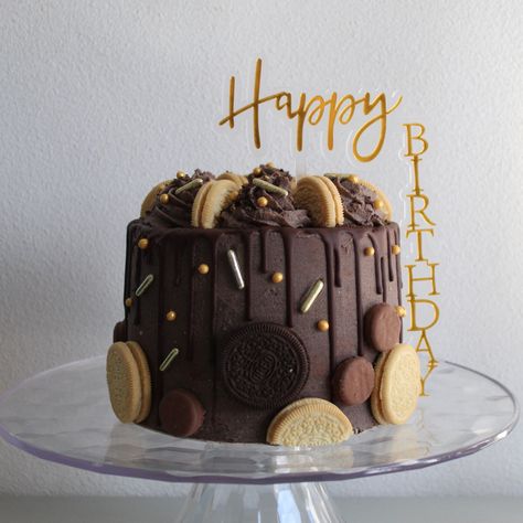 Oreocake. Vanilla cake with oreo crumble. Filled and topped with mascarpone-oreocream. And decorated with a nice pure chocolate drip. Pure Chocolate Cake, Oreo Decorated Cake, Chocolate Drip, Cake Decor, Vanilla Cake, Chocolate Cake, Oreo, Cake Decorating, Vanilla