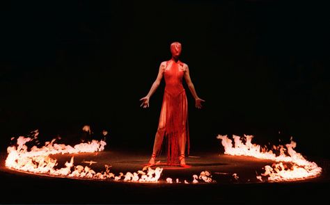 A model wearing a red hooded cat suit, stands among a ring of fire during the… Beauty Exhibition, Alexander Mcqueen Runway, Alexander Mcqueen Savage Beauty, Beyonce Lemonade, Carrie White, Shalom Harlow, Alexander Mcqueens, Savage Beauty, Milonga