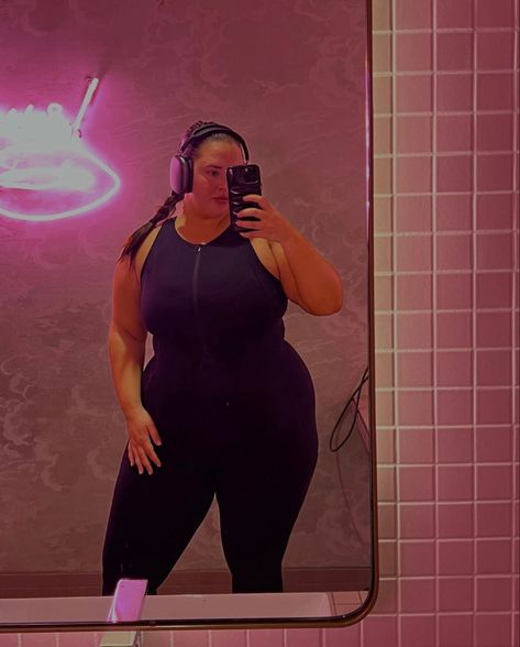 Workout, plus size workout, aritzia, jumpsuit, gym selfie, movement, apple AirPods, selfie Plus Size Outfits Baddie, Stylish Jumpsuit Fashion, Plus Size Gym Outfits, Workout Plus Size, Morning Movement, Aritzia Jumpsuit, Plus Size Comfy, Outfits Baddie, Forever 21 Plus Size