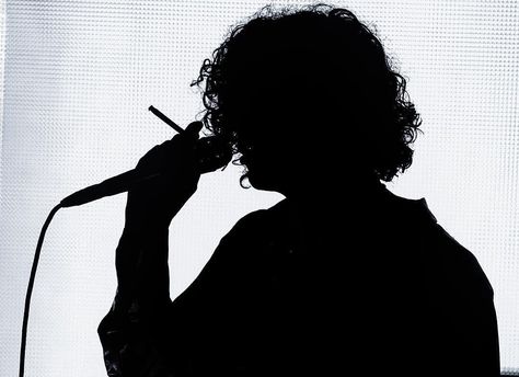 Le silhouette Matthew Healy, Matt Healy, Matty Healy, Dancing In The Dark, Band Merchandise, The 1975, Set Me Free, Light Of My Life, Music Is