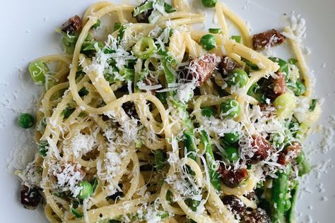 Spring Green Spaghetti Carbonara, Spagetti Carbonara, Spaghetti Carbonara Recipe, Spring Pasta, Green Pasta, Spring Veggies, Green Spaghetti, English Peas, Ina Garten Recipes