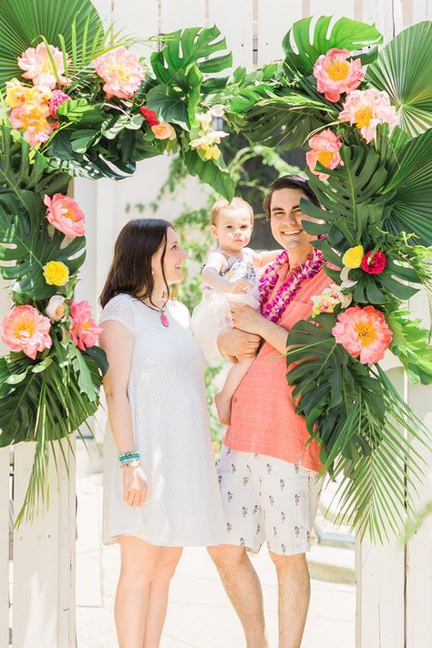 Tropical 1st birthday party | Summer party ideas | 100 Layer Cakelet Photowall Ideas, Tropical Birthday Party, Tropical Baby Shower, Hawaiian Birthday, Fiesta Tropical, Tropical Birthday, Luau Birthday, Tropical Home Decor, Festa Party