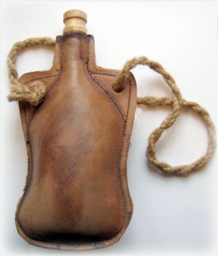 Arte Viking, Crea Cuir, Pola Topi, Water Flask, Leather Flask, Diy Sac, Flask Bottle, Leather Projects, Leather Diy