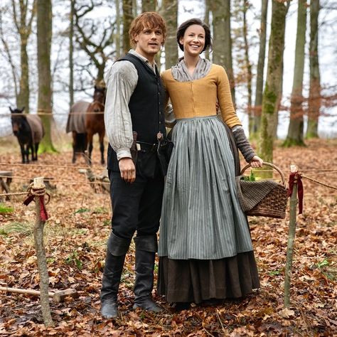 Official Sassenach 🏴󠁧󠁢󠁳󠁣󠁴󠁿 on Instagram: “Jamie & Claire At Fraser’s Ridge flashback  #officialsassenach #Outlander #Johnbell #frasersridge #Jamie fraser #clairefraser…” Nolite Te Bastardes Carborundorum, Outlander Costumes, Outlander Season 4, John Bell, Outlander Quotes, Outlander Tv Series, Jamie Fraser Outlander, Outlander Book, Claire Fraser