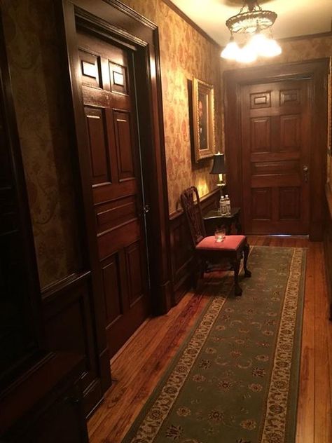 victorian hallway Mansion Homes, Victorian Hallway, Beautiful Beds, Design Homes, Victorian Interiors, Christmas Book, Bloxburg House, Dream House Decor, House Inspo