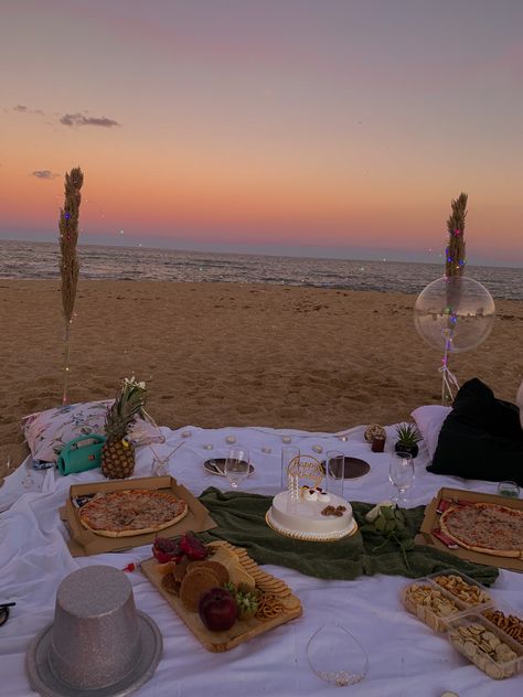 Picnic On The Beach Birthday, Sweet 16 Picnic Aesthetic, Picnic Food Birthday, Birthday Picnic At Beach, Beach Birthday Picnic Ideas, Birthday Picnic Beach Ideas, Sunset Birthday Party Ideas, Beach Birthday Party Picnic, Picnic Aesthetic Playa