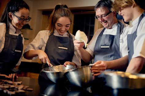 People Cooking Together, Cooking Class Aesthetic, Person Cooking, Urban Regeneration, Cooking For A Group, Cooking Photos, Cooking Photography, Professional Cooking, Cooking Club