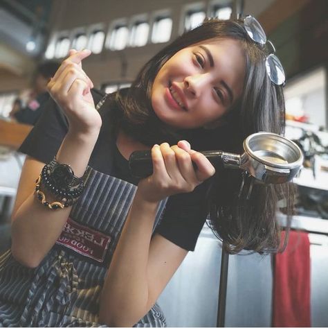 Barista Girl, Working Girl Outfits, Coffee Fashion, Coffee Photography, Latte Art, Coffee Time, Persona, Girl Outfits, Coffee