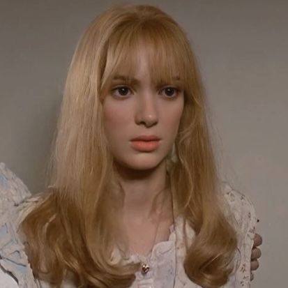 Winona Ryder Blonde Hair, Winona Ryder In Edward Scissorhands, Kim Edward Scissorhands Icon, Tim Burton Female Characters, Winona Ryder Blonde, Edward Scissorhands Winona Ryder, Blonde Movie Characters, Kim Edward Scissorhands, Blonde Characters Halloween