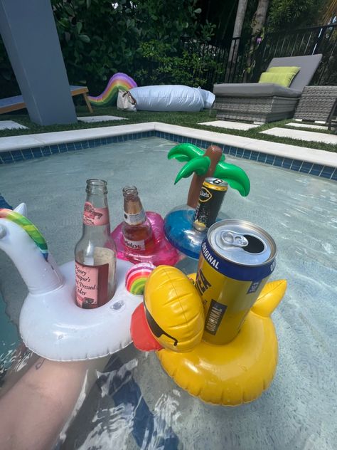 Frat Pool Party, Pool Party Accessories, 21st Pool Party, Pool Day Aesthetic, Adult Pool Party, Pool Party Aesthetic, Friends Pool Party, Drink Floaties, Pool Party Drinks