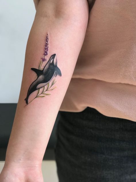 Orca Tattoo Forearm, Ocean Neck Tattoo, Orca Tattoo With Flowers, Orca Tattoo Design, Orca Whale Tattoo, Killer Whale Tattoo, Orca Tattoo, Tattoos Rose, Whale Tattoo