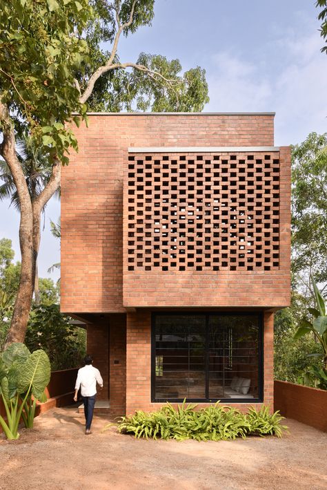 Brick House Designs, Brick Face, Brick Cladding, Brick Art, Internal Courtyard, Red Brick House, Narrow House, Brick Exterior House, Brick Architecture