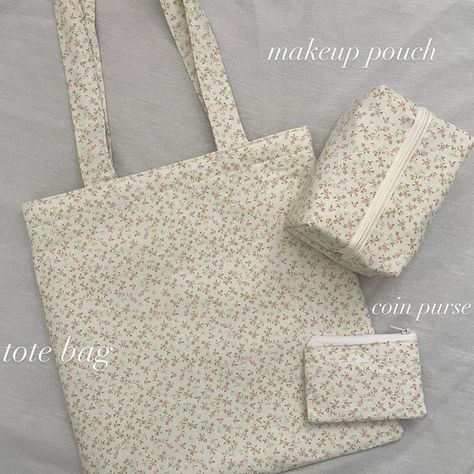 Aesthetic Coin Purse, Sewing A Tote Bag, Sewing Inspo Ideas, How To Sew A Tote Bag, How To Make A Tote Bag, Coin Purse Aesthetic, Sew Makeup Bag, Sewing Coin Purse, Aesthetic Pouches