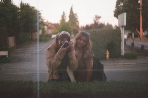 Photos Taken On Film, Canon Ae1 Pictures, Film Friends Aesthetic, Friend Film Pictures, Film Inspo Aesthetic, 1970s Film Photography, Dreamy Film Aesthetic, 35 Mm Film Aesthetic, Cinematic Photography Friends