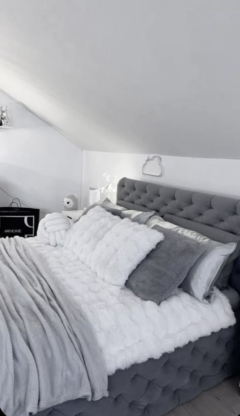 Grey Sheets White Comforter, Grey And White Bedroom Aesthetic, Grey And White Bedroom Ideas Aesthetic, Grey Neutral Bedroom, Grey Aesthetic Room, Grey And White Room, Grey And White Bedroom, Bedding Grey, Small Room Makeover