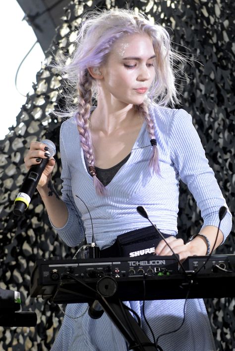 Grimes Is Officially Our New Hair Color Icon via @ByrdieBeauty Hair Color Icon, Grimes Hair, New Hair Colors, Winter Hairstyles, Grunge Hair, Hair Color Trends, Look Cool, Pink Hair, Hair Goals