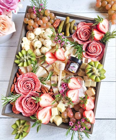 Pink Grazing Board, Bachelorette Charcuterie Board Ideas, Pink Themed Charcuterie Board, Girly Charcuterie Board, Pink Charcuterie Board Ideas, Floral Charcuterie Board, Pink Appetizers For Party, Pink Charcuterie Board, Pretty Charcuterie Board