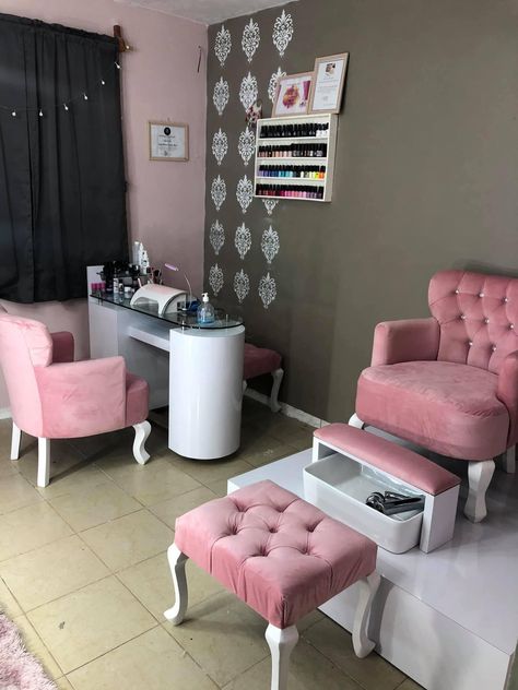 Ideas de como decorar tu espacio de uñas Beauty Shop Decor, Nail Room Ideas, Home Spa Room, Nail Salon Interior Design, Nail Salon Interior, Home Hair Salons, Beauty Room Salon, Home Beauty Salon, Esthetician Room Decor