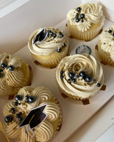 GRADUATION CUPCAKES 🎓🤍 #graduationcupcakes #cupcakes #cake #blackcupcakes #classycupcakes #vanderbijlpark #vaaltriangle #vaal #vaalmall #vereeniging #sebokeng #sedibeng #sasolburg #bedworthpark #vaalriver #southafrica #nwuvaal #vutcampustv #emfuleni Black Cupcakes, Cake For Boyfriend, Graduation Cupcakes, Cupcakes Cake, Cake Decorating, Cake, Quick Saves