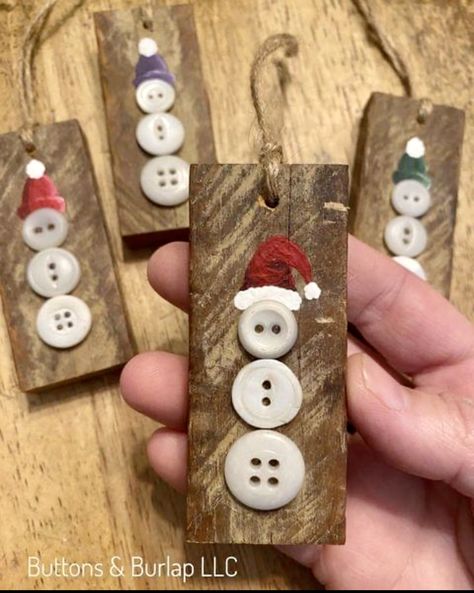 Christmas Button Crafts, Christmas Buttons, Christmas Gift Basket Ideas, Gift For Mom Christmas, Handmade Christmas Crafts, Christmas Crafts To Make, Christmas Gift For Mom, Wooden Tags, Christmas Wood Crafts