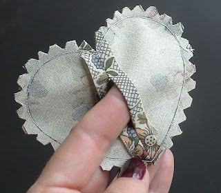 How to Make Decorative Padded Fabric Hearts for Dangling and Hanging! | Sewing Kit Heart Sachet, Scrap Fabric Crafts, Heart Diy, Fabric Hearts, Heart Template, Fabric Ideas, Fabric Heart, Shabby Chic Crafts, Lavender Bags