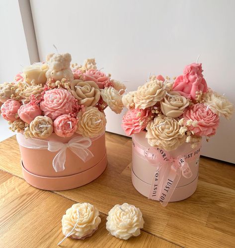 Candle Flower Bouquet, Velas Aesthetic, Candle Bouquet, Winter Christmas Scenes, Diy Mother's Day Crafts, Candles Aesthetic, Homemade Scented Candles, Candle Arrangements, Diy Home Accessories