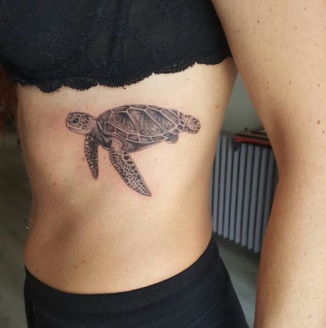 Sea Turtle Rib Tattoo, Tattoo Turtle, Tattoos On Side Ribs, Sea Turtle Tattoo, Ocean Tattoo, Turtle Tattoo Designs, Floral Thigh Tattoos, Tatoo Inspiration, Ocean Tattoos