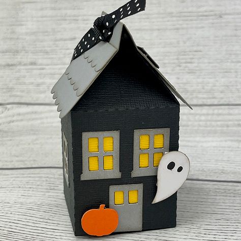 Milk Carton Haunted House – Lori Whitlock Milk Carton Crafts, Halloween Treat Boxes, Halloween Cards Handmade, Halloween Arts And Crafts, Easy Halloween Decorations, Halloween Favors, Halloween Village, Halloween Door Decorations, Milk Carton