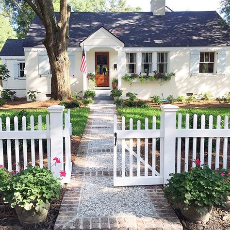 White Cottage Exterior, Cute Cottages, Little Cottages, Small Front Yard, Yard Landscape, Front Yard Fence, Cottage Exterior, White Picket Fence, Shutters Exterior