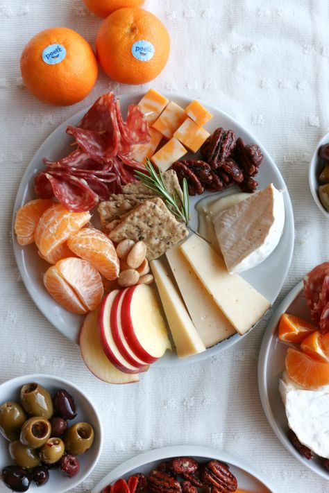 Individual Cheese Snack Plates for the holidays! Put together individual, customized cheese snack plates for your family! Cheese Snack, Small Appetizers, Charcuterie Plate, Plate Ideas, Plate Lunch, Snack Plates, Cheese Snacks, Girl Dinner, Small Snacks