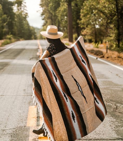 Rust And Black, Boho Chic Living Room, Yoga Blanket, Blanket Black, Chunky Knit Blanket, Cozy Throws, Meditation Yoga, Poses For Photos, Knitted Blankets